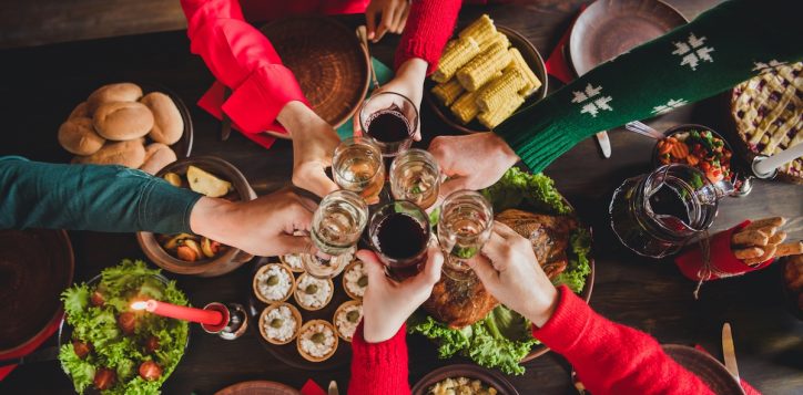 topviewoffamilycelebratingwinterholidaystogetherdrinkingchampagne-2
